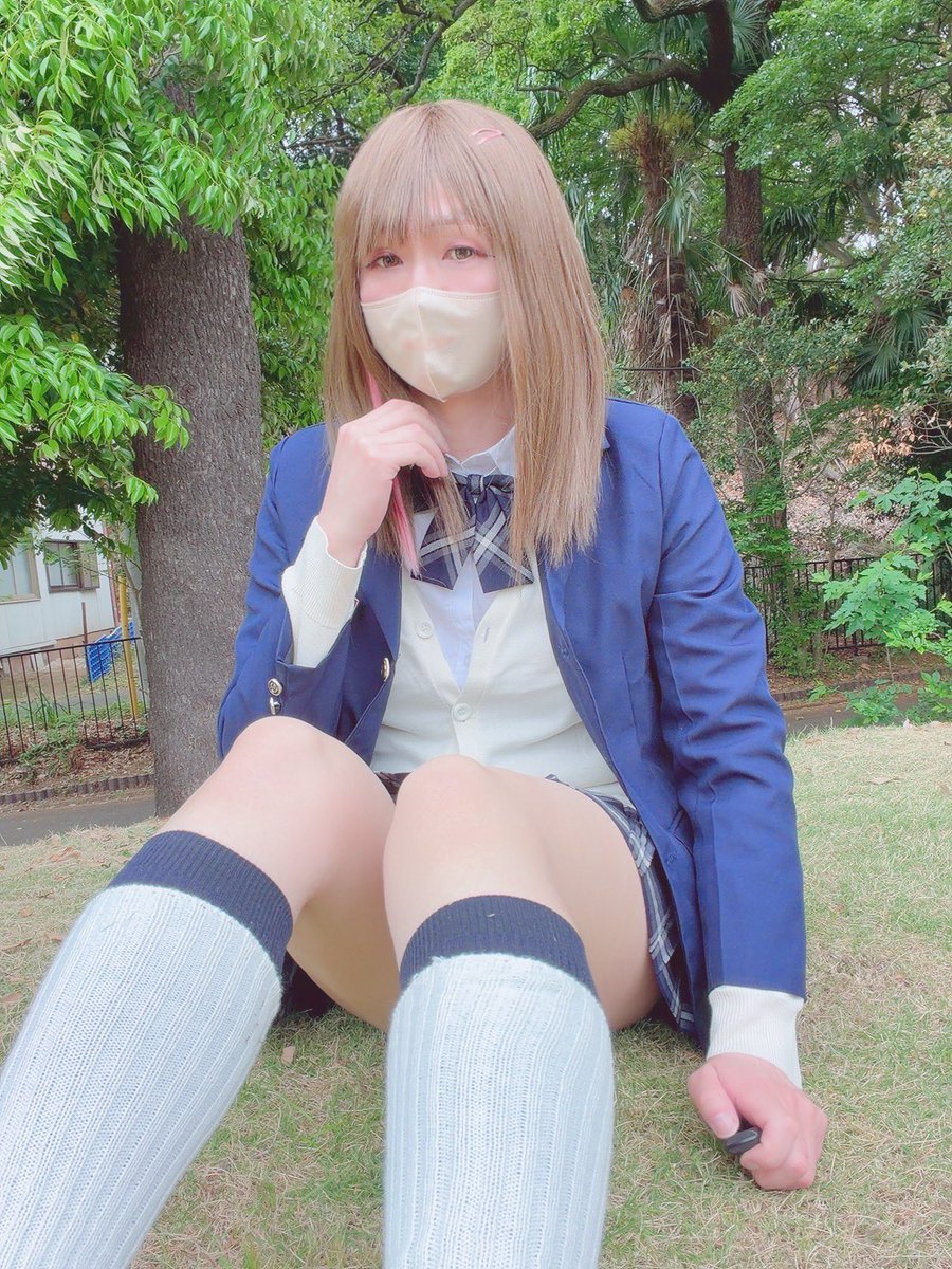 amane_crossd's tweet photo. 芝生が靴下にいっぱい付いた笑🌱🌱
たくさんの緑の中で
マイナスイオンを吸収してきました💕
 #男の娘 https://t.co/NOKUzBtipz