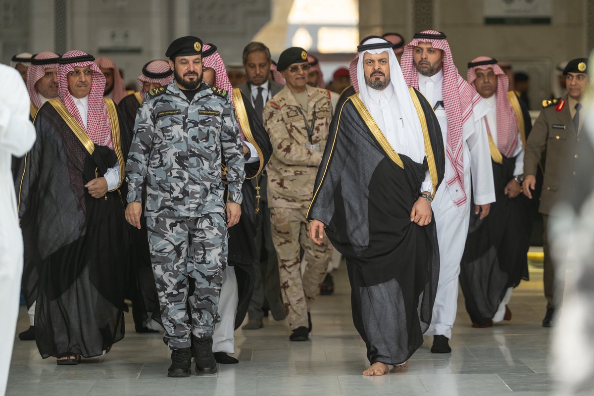 makkahnow1's tweet photo. نيابة عن #خادم_الحرمين_الشريفين.. 
نائب أمير #منطقة_مكة_المكرمة يتشرف بـ #غسل_الكعبة المشرفة
 وفور وصول سموّه قام بغسل الكعبة المشرفة من الداخل بماء #زمزم المخلوط بماء الورد واجود أنوآع العود وذلك بتدليك جدار #الكعبة_المشرفة من الداخل بقطع القماش المبللة بالمخلوط، الذي يُحضّر منذ وقت مبكر من قبل الهيئة العامة للعناية بشؤون المسجد الحرام والمسجد النبوي.
 عقب ذلك أدّى سمو نائب أمير منطقة مكة المكرمة ركعتي الطواف.
 وشارك سموّه في غسل الكعبة المشرفة، عدد من المسؤولين وأعضاء السلك الدبلوماسي الإسلامي المعتمدين لدى المملكة وسدنة #بيت_الله_الحرام.
 
#مكة_الآن