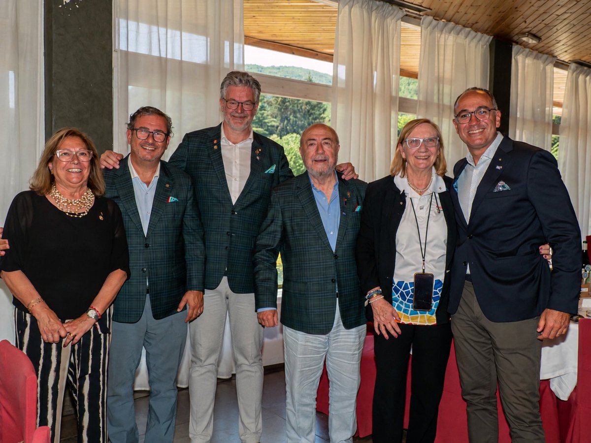 Gironanoticies's tweet photo. Pau Font assumeix la presidència del Rotary Club del Ripollès en un emotiu acte amb una àmplia representació institucional  https://t.co/YJLIT4F44Y

La batllessa de Ripoll, Sílvia Orriols,  assisteix al tradicional canvi de presidència d'un acte que també  reuneix governadors de diversos districtes rotaris i reconeix la tasca  de persones compromeses amb el territori  #Ripoll  @orriolsderipoll