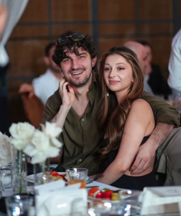 onedio's tweet photo. Sueda Uluca ve Berkcan Güven çiftinin, birlikte katıldıkları aile düğününde çekilmiş fotoğrafı paylaşıldı. https://t.co/dC31v6X7ik