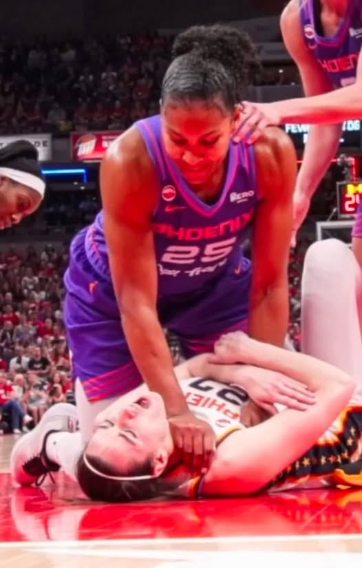 Eddie_1412's tweet photo. Autor Thor Kunkel:
"DER GEZIELTE ANGRIFF AUF CAITLIN CLARK: Wie die linke WNBA versucht, eine weiße, christliche Ikone zu zerstören, um die Neue Weltordnung des Deep States zu legitimieren
Keine Ahnung, ob sich hier jemand für Frauen-Baskettball interessiert, aber das hier ist Wahnsinn: Eine 22jährige junge Weiße namens Caitlin Clark hält seit etwa einem Jahr die US-amerikanische Basketball-Welt in Atem. Von Anfang wurde sie brutal von farbigen Spielerinnen gefoult, die Basketball als ihr Business verstehen. Dementprechend gehen sie gegen "das F*cking White Girl" ( wie sie CC nennen)mit einer Härte vor, die selbst Basketball-Spieler wie Michael Jordan veranlassten sich auf Caitlins Seite zu stellen: "Sie ist das größte  Basketball-Talent ihrer Generation, die beste Spielerin der USA, wenn nicht weltweit." UND SIE IST WEISS UND CHRISTIN.
Das konterkariert natürlich die Agenda der One-World-Menschen-Vermischer, die im Hintergrund sämtliche Manipulationsmaschinen betreiben, um die weiße Bevölkerung über ihre Rolle in der One-World zu täuschen. Es ging nie um Gleichheit, es ging nie um gerechte Teilhabe, sondern nur um Dominanz.
Der brutale, gezielte Angriff auf Caitlin Clark während des Spiels der Phoenix Mercury gestern Abend war nicht nur ein extrem unfaires Foul, sondern ein vorsätzlicher Angriff, der CC beinahe das Leben gekostet hätte. In der gesamten, mir bekannten Geschichte der WNBA ( ich bin seit Jahren Fan) gab es noch nie eine Spielerin, die auf dem Feld so sehr gejagt, verprügelt und körperlich misshandelt wurde wie Caitlin. Die linke WBNA-Liga hüllt sich in Schweigen. Warum? Weil die WNBA der linken ESPN-Unterhaltungsmaschine gehört, die wiederum der linken Disney Corporation ( Deep State) gehört: Michal Eisner, Dana Walden, Bob Iger... Disney ist eine Art jüdisches Familienunternehmen geworden und sie hassen Trump. Also muß eine weiße Spielerin wie Clark, die die schwarzen Veteranen vorführt als wären es Änfängerinnen, weg. Sie muss kaputtgemacht werden. Clarks Sicherheit ist den Funktionären egal; ihnen geht es darum, ihre radikale, anti-amerikanische Agenda zu schützen. Caitlin Clarks wahre Sünde – in den Augen dieser „woken“-Despoten – ist, dass sie weiß ist, sie ist heterosexuell und sie ist Christin. UND: Sie lässt sich nichts gefallen. Die 97 kg-schwere schwarze Killermaschine, die auf Caitlins Hals kniet, wurde nun für ein Spiel gesperrt. Was für ein Witz!
Wenn ihr noch nie von Caitlin Clark gehört habt, schaut euch mal auf Youtube ihre Spiele an: Was diese Frau aushalten muss, lässt ahnen, dass ein Rassenkrieg in absehbarer Zeit ausbrechen wird. Schwarz kennt kein Fairplay, es wird immer wie im Dschungel bis aufs Messer gekämpft."