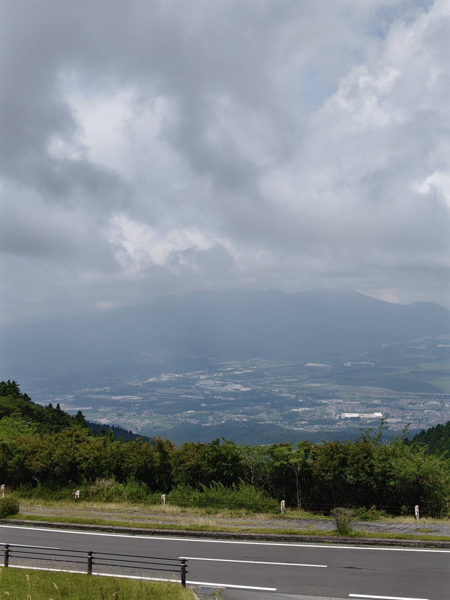 HeatBule's tweet photo. 長尾峠〜箱根スカイライン〜芦ノ湖スカイラインしばいて来ました😁
今日も富士山は見えません
日頃の行いを見つめ直さないと…心に誓いました😑
海鮮丼は美味しかった👍
＃CB1000
＃ホーネット
＃箱根スカイライン
＃芦ノ湖スカイライン
＃五鉄 https://t.co/e9ICCUwKbn