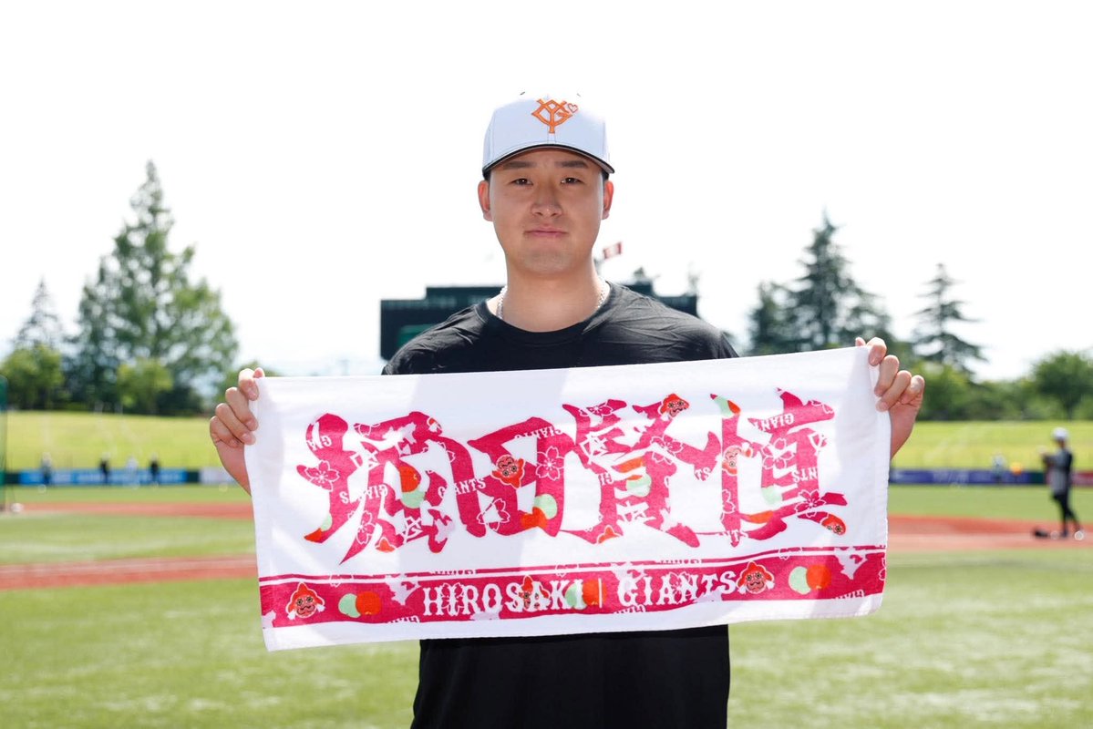 giants_goods's tweet photo. 素敵な笑顔のお二人🍎

＃坂本勇人 選手
＃堀田賢慎 投手 https://t.co/9WqKCfcgTl