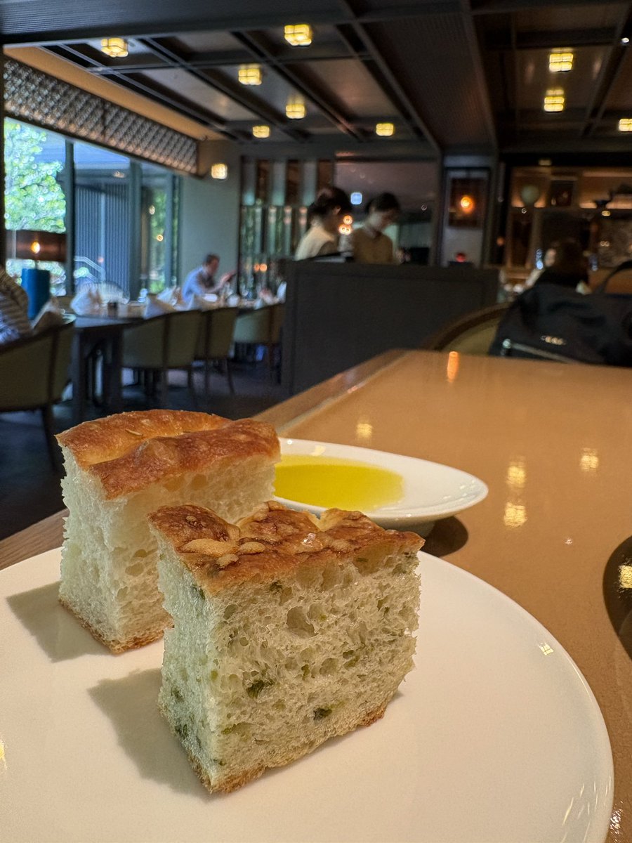 kyotonoano's tweet photo. レストランのFRONIはさすがの安定したクオリティ。フォカッチャが美味しいレストランは信用できるという持論があります。ここのは加水しっかりでモッチリして好きな味。2種あるのもおかわり自由なのもツボ。パスタがすごく美味しいんだけど塩味がしっかり効いてて(チーズをたっぷりかけてもらったから)、仕事じゃなければワインを飲むのに。涙
バータイムも庭がいいだろうなぁ。友人がここのバーは良いよと言ってた。羨ましい。行きたい。

ちなみに庭の反対側に位置するフレンチのTOKIは、今までディナーのみだったけど7月からランチを始めるそうで。こちらはまた庭の全然違う表情が見えて、ゆったり過ごせそうで。こちらは家族と行きたいな。

まいまいツアーは9月予定です、お楽しみに！