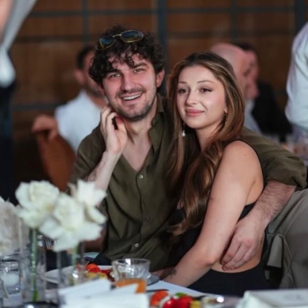populicc's tweet photo. Sueda Uluca ve Berkcan Güven çifti, birlikte katıldıkları bir aile düğününde görüntülendi. https://t.co/u0mny6kkGY