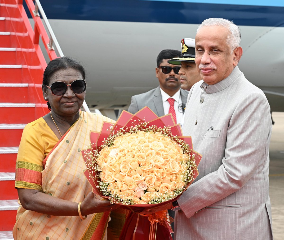 rashtrapatibhvn's tweet photo. Governor of Andhra Pradesh Shri S. Abdul Nazeer received President Droupadi Murmu on her arrival at Visakhapatnam, Andhra Pradesh. https://t.co/MUga2kJdvL