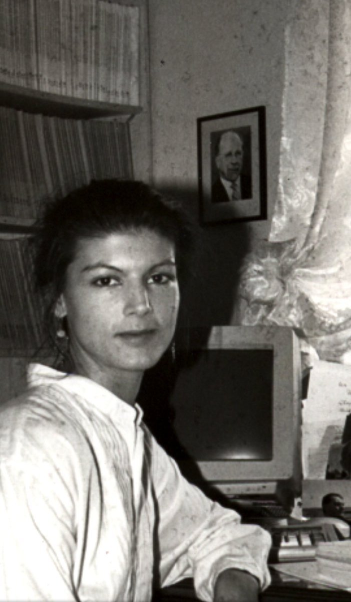rtdeutschwatch's tweet photo. Nach dem gestern öffentlich gewordenen Brief muss ich daran denken.
Für alle, die die Fotos nicht kennen: Links ist Wagenknecht als Ulbricht-Verehrerin zu sehen, rechts Ulbricht (spricht) und Goebbels (v. l.) bei einem Streik 1931 auf der Tribüne. https://t.co/sjM4RhJ6Sx