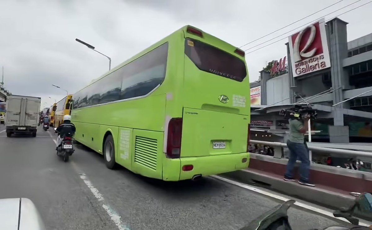 jesusfalcis's tweet photo. ⚠️ Nung una, gusto nila harangin ang buong EDSA pati yung bus lane. Napigil ng pulis kaya at least may one lane pa.

Tapos ngayon yung flyover mismo mula Robinsons Galleria eh ginawang parking space yung isang lane.

Obstruction yan. Asan na si idol Gabriel Go ng MMDA?

😂 https://t.co/QeRQpDP9uD