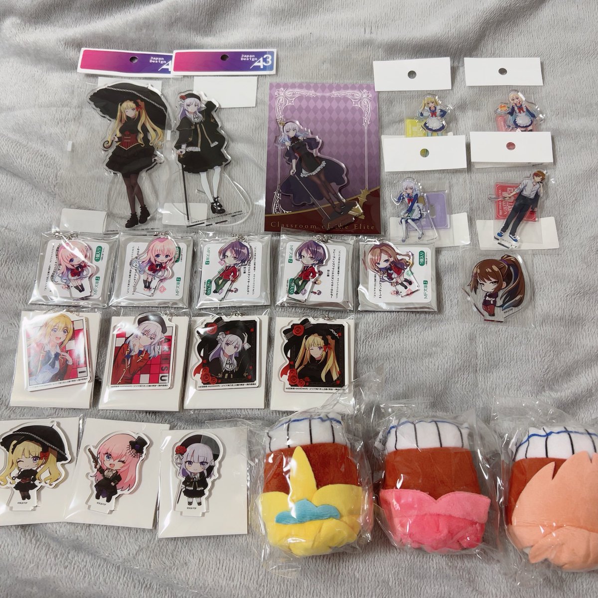 misyerunrun's tweet photo. ようこそ実力至上主義の教室へ よう実 交換

譲 画像
求 リプ欄 櫛田 坂柳

郵送or都内手渡し
纏めてお譲りしてもらった物や家族から交換用にと貰ったものがあるのでオープンも含んでいます。
また、坂柳に関して集めるビジュを絞った為再交換に回しているものもあります。
リプ欄altご覧ください
↓ https://t.co/lBXfKgykI7