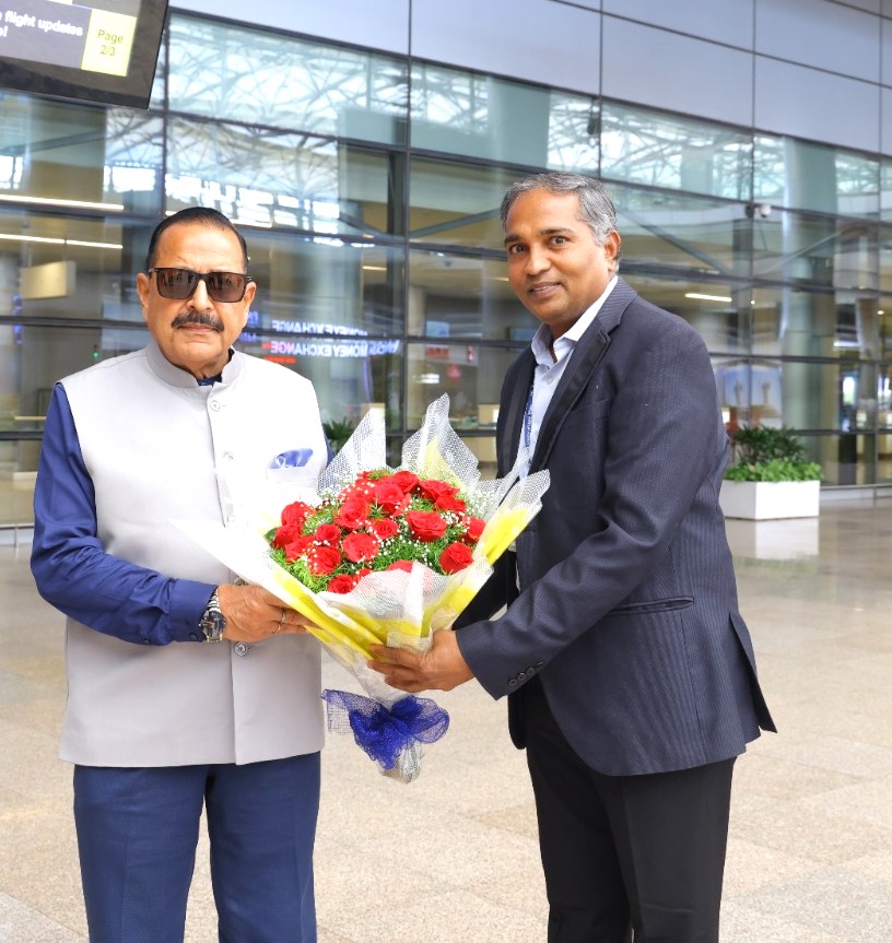 DrJitendraSingh's tweet photo. Arrived #Hyderabad.

At the Airport with colleagues from academia and faculty, as well as senior government functionaries. https://t.co/lciF4miw7A