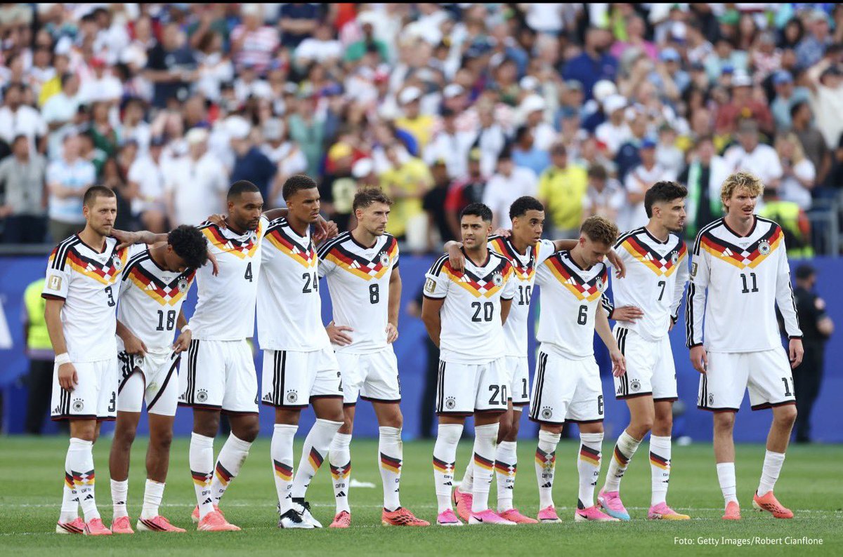 Bundeskanz50246's tweet photo. Guten Morgen Dummland und Ex-Fußballnation 🙃!
Nachdem Merz es mal wieder geschafft hat sich mit seinem Tweet zum Ausscheiden bei der WM bis auf die Knochen und weltweit zu blamieren, werden wir auch von anderen Ländern verspottet.
Hier der Text eines Franzosen (@LeBunkerBtc) - und ehrlich gesagt hat er auch Recht mit seinem Spott:

Du heißt Hans, bist 31 Jahre alt und kommst gerade aus dem Spiel der Weltmeisterschaft.

Deutschland wurde von Paraguay gedemütigt (es gibt mehr Deutsche in ihrer Mannschaft als in deiner).

Am nächsten Tag um 6:45 Uhr gehst du wieder zur Arbeit, besteuert mit 60 % für die Energiewende, Geschlechtsumwandlungen und Sozialhilfen, die deine Regierung an eritreische Migranten verteilt, die sich als homosexuell ausgeben, um in die Schubladen zu passen.

Diesen Sommer verbringst du bei 38 Grad und ohne Klimaanlage, weil deine Öko-Partei sie als Waffe der massiven Zerstörung eingestuft hat.

Im Supermarkt wurde die Bratwurst, deine Lieblingswurst, durch graues Soja-KlimaFleisch ersetzt, das mit deinen Steuern subventioniert wird, um Pinguine zu retten.

In deinem Open-Space bei 27 Grad hast du erklärt, du wärst vom Typ „divers“, weil das der einzige Weg ist, um mit der positiven Diskriminierung und dem DEI auf Beförderungen zu hoffen.

Heißes Wasser kostet 18 Cent pro Liter, seit der russische Gaszufluss abgeschnitten ist, du duschst in 3 Minuten auf die Uhr und deine Vermieterin schickt dir Einschreiben, weil der Verbrauch die bundesweite Energiegrenze überschreitet. Du weinst unter dem lauwarmen Wasser.

Mit 16 hast du gegen Atomkraftwerke demonstriert und Angela Merkel gewählt, die sie abgeschafft hat. Jetzt ist der russische Gaszufuhr abgeschnitten, deine Verbrennungsmotoren-Industrie lahmt dahin und Strom ist ein Luxus: Du überlegst sogar, deine IKEA-Möbel zu verbrennen, um dich diesen Winter zu heizen.

In der Zwischenzeit zahlt dein entfernter Cousin Friedrich im Paraguay 0 % Steuern, startet seinen Ford-V8-Pick-up mit 5 Litern Hubraum und bereitet sich vor, den Sieg bei einem Asado zu feiern, während er deutsches Bier trinkt.

Das wird ein beschissener Sommer, Hans, und das ist erst der Anfang.