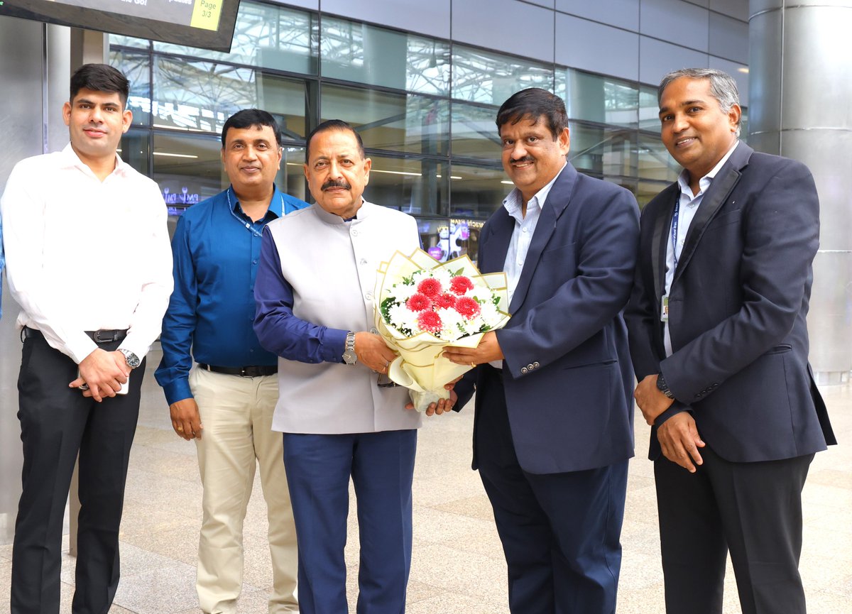 DrJitendraSingh's tweet photo. Arrived #Hyderabad.

At the Airport with colleagues from academia and faculty, as well as senior government functionaries. https://t.co/lciF4miw7A