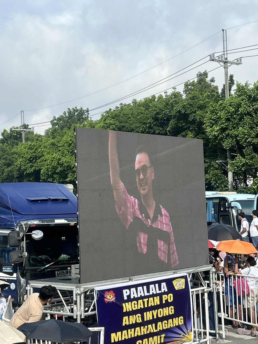 inquirerdotnet's tweet photo. LOOK: Senate minority leader Alan Peter Cayetano attends the rally of Iglesia ni Cristo at the People Power Monument on Tuesday afternoon. | @DSampangINQ 

· Follow our live updates here: https://t.co/Z9TCkgxd6F https://t.co/eNyhYwF5NH