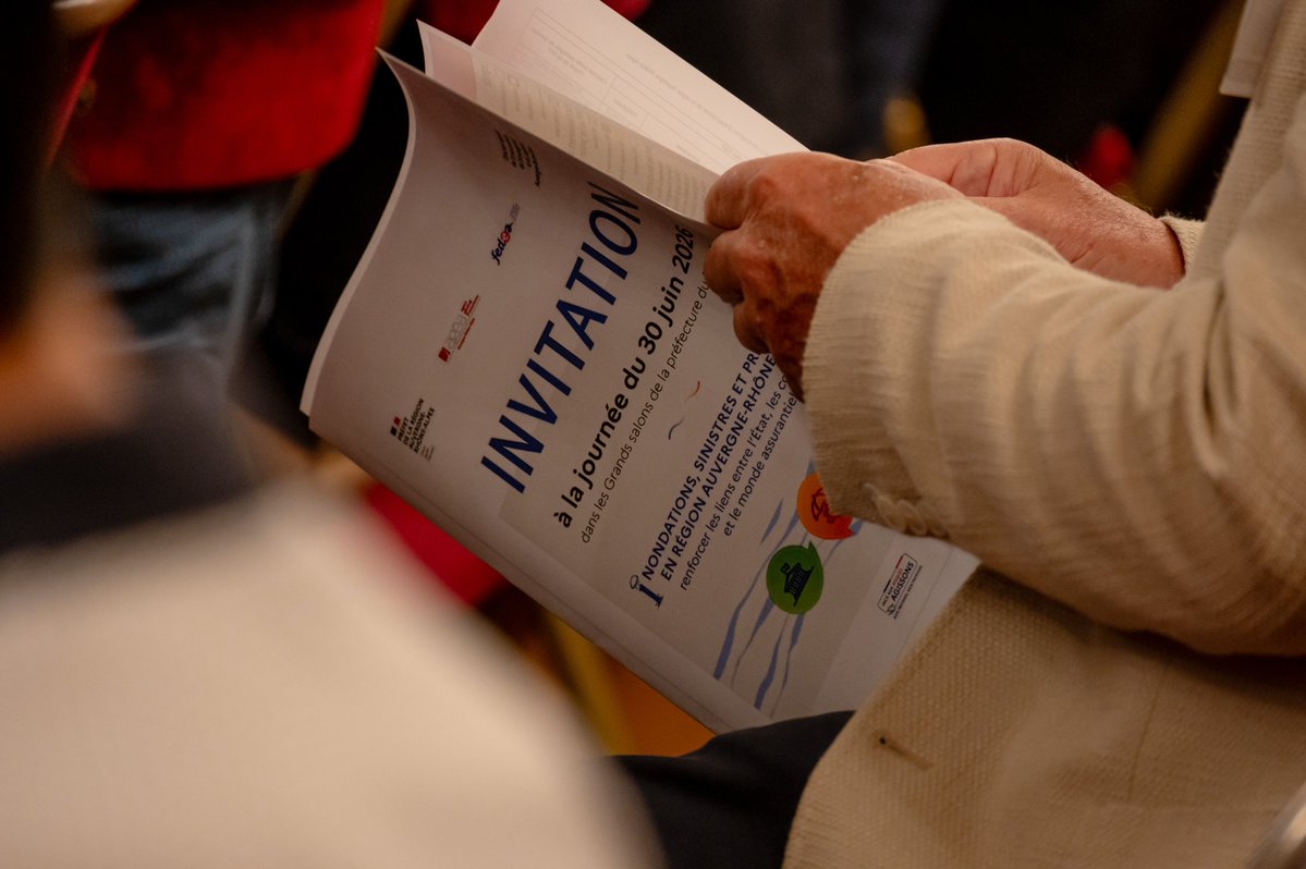 prefetrhone's tweet photo. Ouverture du séminaire des bons #réflexes en cas d'#inondation, présidé par le Préfet délégué pour la défense et la sécurité, Antoine Guérin.

Etat, collectivités, assureurs, tous se sont réunis pour renforcer cette #coopération, dans le cadre d’une lettre d’intention, autour de 3 ambitions communes :
- Développer la culture du risque auprès des citoyens, des élus et des acteurs économiques ;
- Mieux faire connaître les outils de prévention et les dispositifs d'accompagnement ;
- Favoriser la mise en oeuvre de mesures concrètes de réduction de la vulnérabilité des biens et des territoires.

"Car face au défi climatique, personne ne réussira seul. C'est en croisant nos expertises, en partageant nos connaissances et en coordonnant nos actions que nous protégerons durablement nos concitoyens." Antoine Guérin