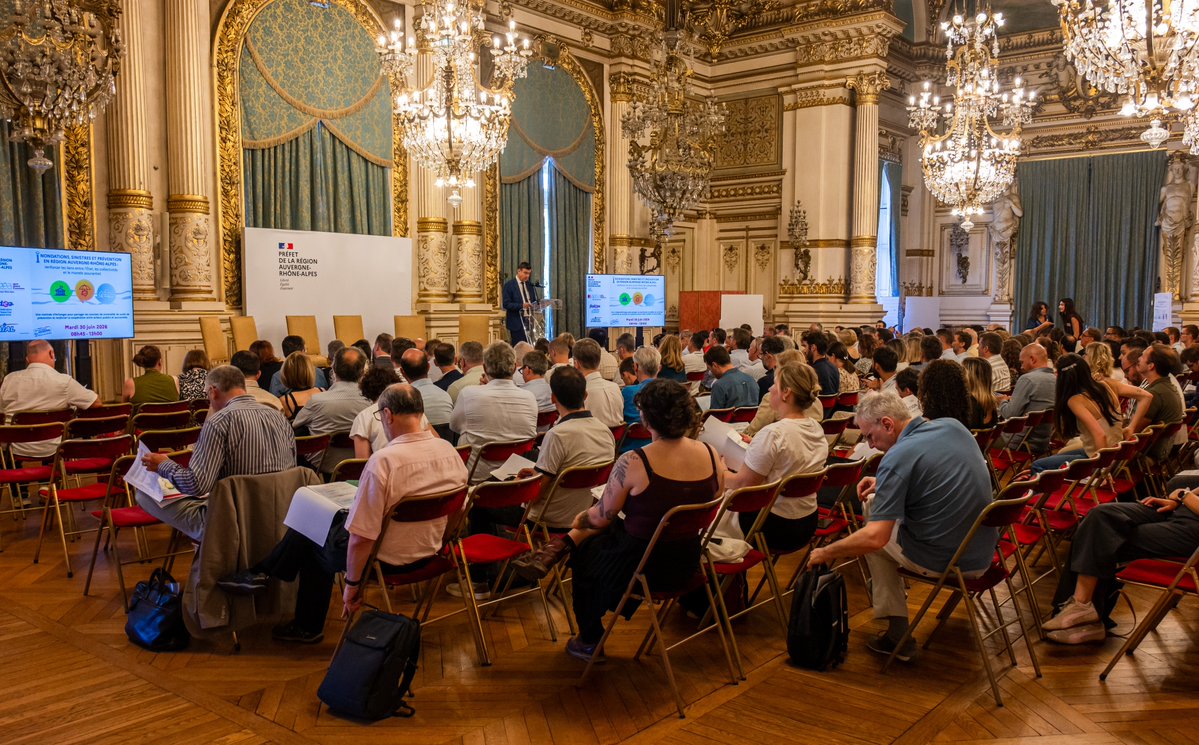 prefetrhone's tweet photo. Ouverture du séminaire des bons #réflexes en cas d'#inondation, présidé par le Préfet délégué pour la défense et la sécurité, Antoine Guérin.

Etat, collectivités, assureurs, tous se sont réunis pour renforcer cette #coopération, dans le cadre d’une lettre d’intention, autour de 3 ambitions communes :
- Développer la culture du risque auprès des citoyens, des élus et des acteurs économiques ;
- Mieux faire connaître les outils de prévention et les dispositifs d'accompagnement ;
- Favoriser la mise en oeuvre de mesures concrètes de réduction de la vulnérabilité des biens et des territoires.

"Car face au défi climatique, personne ne réussira seul. C'est en croisant nos expertises, en partageant nos connaissances et en coordonnant nos actions que nous protégerons durablement nos concitoyens." Antoine Guérin