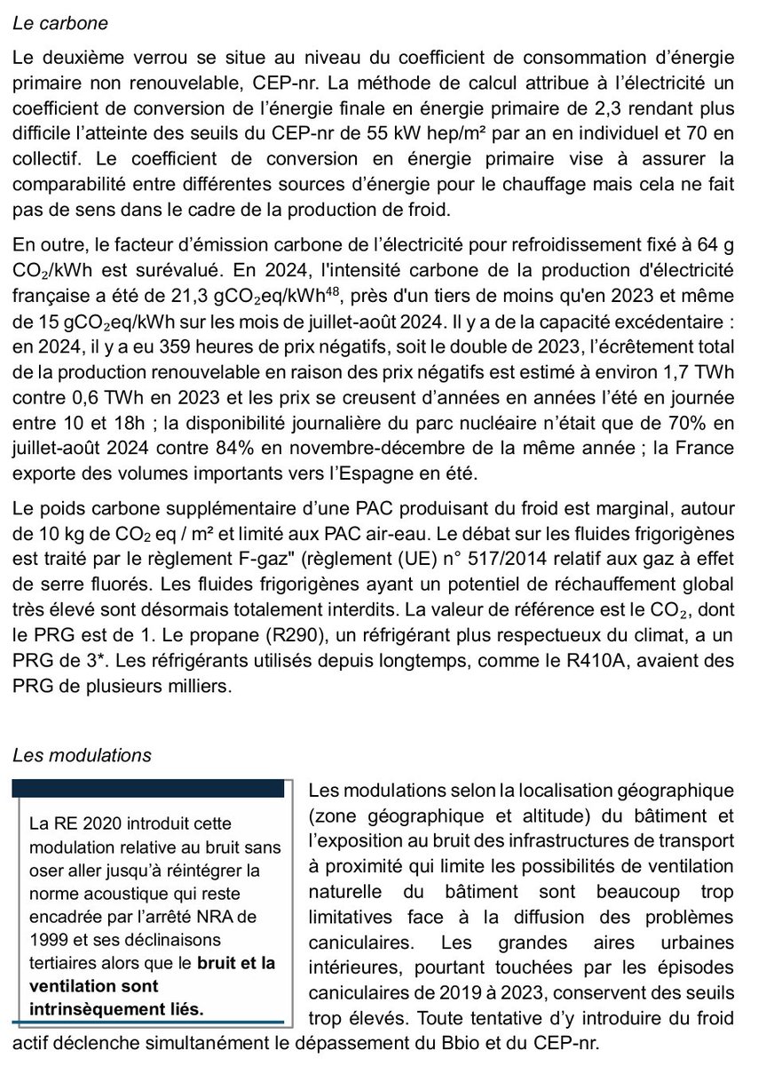 RobinRivaton's tweet photo. Je vois circuler beaucoup d'extraits de mon rapport sur la RE2020 rendu en juillet 2025.

En mars 2025, la ministre du Logement me sollicite pour rédiger (bénévolement) une évaluation de la Règlementation environnementale 2020, notamment les seuils liés au carbone dans la phase construction et leur impact sur le nombre de logements produits.

J'ai élargi la réflexion car l'arbitrage coûts/carbone pouvait aboutir à dégrader la qualité des logements produits. L'une de ces qualités est évidemment le refroidissement.

J'ai donc essayé de comprendre pourquoi le refroidissement était si peu courant. Des choix méthodologiques la rendent compliquée. Au point que beaucoup de gens avec des systèmes réversibles (chaud/froid) ne les déclarent pas.

Ne pas avoir climatisé les logements anciens peut encore être pardonné, ne pas le faire pour les nouveaux est criminel