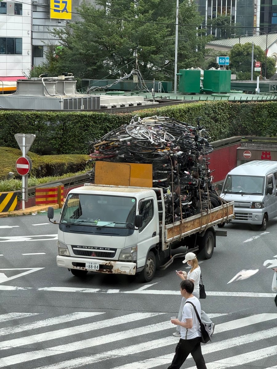 1600limited's tweet photo. 自転車どうやって乗せたんだ？ https://t.co/fGIQnx0pVq