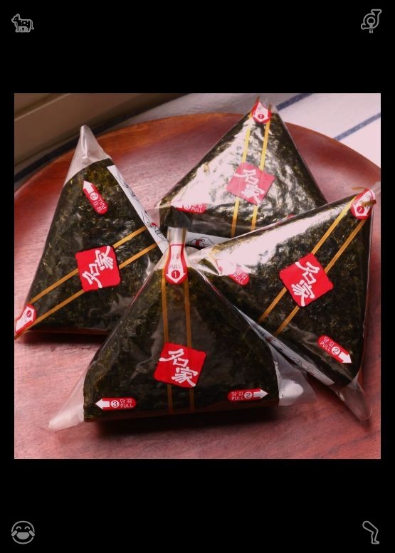 ag000008's tweet photo. 香蕉薄荷奶昔。清新美味。Buddy 亲昵地蹭着她的脖子，舔去她的泪水，尾巴轻轻摇摆，仿佛在安慰她，告诉她一切都会好起来，并感谢她让他度过了幸福的一生。 https://t.co/10dgRECjPf