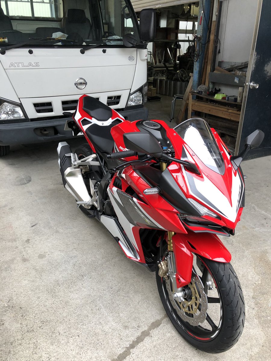 TACTIVY13's tweet photo. 代理ですが
mc51 2017 ワンオーナー車 
室内保管
45万くらいで欲しい人居ますか
値引きは考えます

走行距離2400km
右側カウル、マフラーに転倒傷有り

1枚目は納車直後なので多少変わってます
改造点は4枚目に

埼玉県三郷市から
近県なら配送します https://t.co/cscNU7cArw