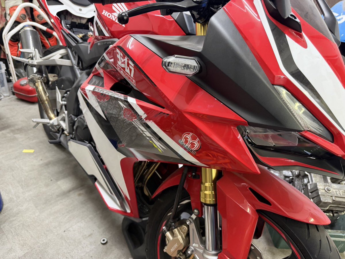 TACTIVY13's tweet photo. 代理ですが
mc51 2017 ワンオーナー車 
室内保管
45万くらいで欲しい人居ますか
値引きは考えます

走行距離2400km
右側カウル、マフラーに転倒傷有り

1枚目は納車直後なので多少変わってます
改造点は4枚目に

埼玉県三郷市から
近県なら配送します https://t.co/cscNU7cArw