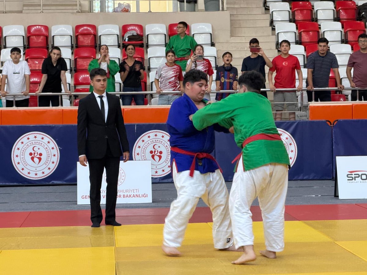 GSB_Elazig's tweet photo. TÜRKİYE ŞAMPİYONU VE İKİNCİSİ ELAZIĞ’DAN

Düzce ilinde düzenlenen Ümitler Türkiye Kuraş Şampiyonası’nda Elazığlı sporcular büyük bir başarıya imza attı.

🥇 Ali Asaf Çiçek, +83 kg kategorisinde rakiplerini geride bırakarak Türkiye Şampiyonu oldu.

🥈 Aynı kategoride mücadele eden Sadık Oğuz Bulut ise Türkiye ikincisi olarak gümüş madalyanın sahibi oldu.

+83 kg kategorisinde Türkiye şampiyonluğu ve Türkiye ikinciliğini Elazığ’a kazandıran sporcularımızı ve bu başarıda büyük emeği bulunan antrenörlerimiz Kadriye Sarıca ile Zülfü Sarıca’yı yürekten tebrik ediyor, başarılarının devamını diliyoruz.