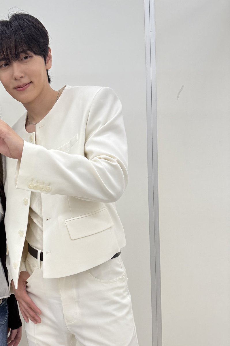 sg___910's tweet photo. SF9ってツーショで寄ってくれるよね
本当にこんな奴にありがとうございます。
1枚下ろしてる手もピースしてるWWW https://t.co/YNuqbgfQkA