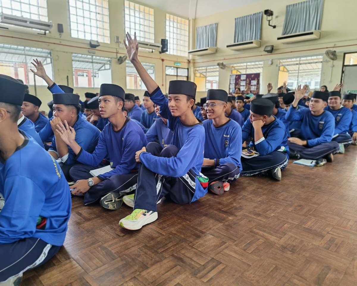 BruneiCERT's tweet photo. BruCERT conducted a cybersecurity awareness talk at Sekolah Menengah Perdana Wazir, KB this morning, attended by approximately 236 students.  The session, “Play Smart, Play Safe,” highlighted the importance of staying safe, responsible, and mindful while gaming online. https://t.co/jXtDPG6w1U