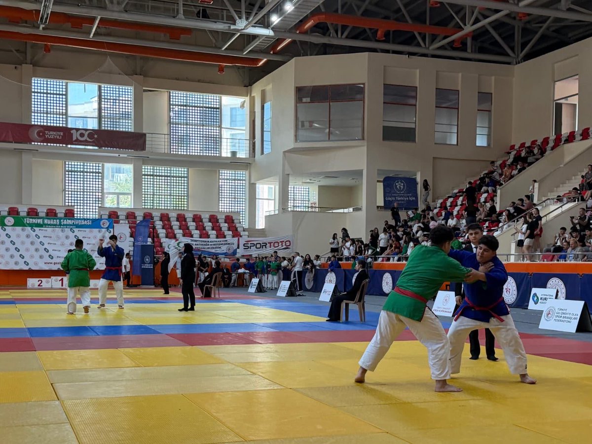 GSB_Elazig's tweet photo. TÜRKİYE ŞAMPİYONU VE İKİNCİSİ ELAZIĞ’DAN

Düzce ilinde düzenlenen Ümitler Türkiye Kuraş Şampiyonası’nda Elazığlı sporcular büyük bir başarıya imza attı.

🥇 Ali Asaf Çiçek, +83 kg kategorisinde rakiplerini geride bırakarak Türkiye Şampiyonu oldu.

🥈 Aynı kategoride mücadele eden Sadık Oğuz Bulut ise Türkiye ikincisi olarak gümüş madalyanın sahibi oldu.

+83 kg kategorisinde Türkiye şampiyonluğu ve Türkiye ikinciliğini Elazığ’a kazandıran sporcularımızı ve bu başarıda büyük emeği bulunan antrenörlerimiz Kadriye Sarıca ile Zülfü Sarıca’yı yürekten tebrik ediyor, başarılarının devamını diliyoruz.