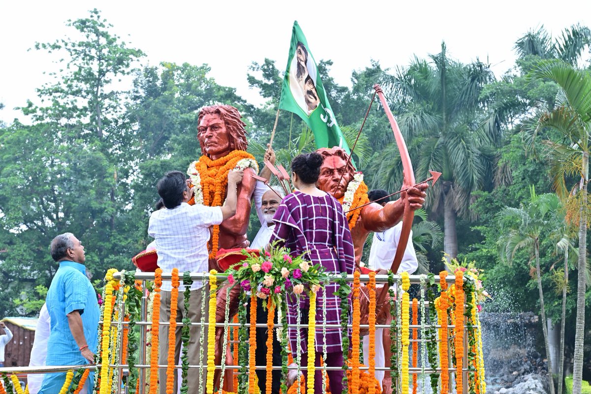 JMMKalpanaSoren's tweet photo. आज हूल दिवस के अवसर पर राँची के मोरहाबादी स्थित सिदो-कान्हू उद्यान में हेमन्त जी के साथ हूल विद्रोह के महानायक अमर वीर शहीद सिदो-कान्हू की प्रतिमा पर माल्यार्पण कर उन्हें भावपूर्ण श्रद्धांजलि अर्पित की।

30 जून 1855 को भोगनाडीह की धरती से उठी हूल की हुंकार केवल अंग्रेजी हुकूमत के विरुद्ध एक विद्रोह नहीं थी, बल्कि जल, जंगल, जमीन, अस्मिता और स्वाभिमान की रक्षा का ऐतिहासिक उद्घोष थी। संताल समाज ने अन्याय और शोषण के विरुद्ध जिस साहस और संगठन के साथ संघर्ष किया, उसने भारत के स्वतंत्रता आंदोलन को नई दिशा और नई चेतना दी। यही कारण है कि हूल को भारतीय स्वतंत्रता संग्राम के शुरुआती और सबसे प्रेरणादायक जनआंदोलनों में गिना जाता है।

हमारे लिए हूल केवल अतीत की स्मृति नहीं बल्कि अपनी पहचान, संस्कृति और अधिकारों की रक्षा का जीवंत संदेश है। यह हमें सिखाता है कि अन्याय के सामने कभी झुकना नहीं है और न्याय, समानता तथा सम्मान के लिए सदैव एकजुट होकर खड़ा रहना है। अमर शहीद सिदो-कान्हू, चाँद-भैरव, फूलो-झानो सहित हूल आंदोलन के सभी वीर-वीरांगनाओं का त्याग और बलिदान सदैव हमारी प्रेरणा का स्रोत रहेगा।

हूल जोहार।
जोहार झारखण्ड।