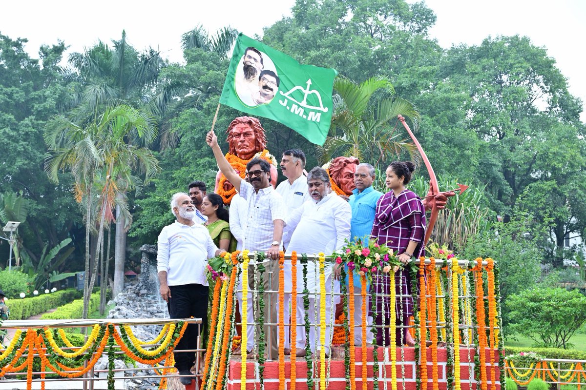 JMMKalpanaSoren's tweet photo. आज हूल दिवस के अवसर पर राँची के मोरहाबादी स्थित सिदो-कान्हू उद्यान में हेमन्त जी के साथ हूल विद्रोह के महानायक अमर वीर शहीद सिदो-कान्हू की प्रतिमा पर माल्यार्पण कर उन्हें भावपूर्ण श्रद्धांजलि अर्पित की।

30 जून 1855 को भोगनाडीह की धरती से उठी हूल की हुंकार केवल अंग्रेजी हुकूमत के विरुद्ध एक विद्रोह नहीं थी, बल्कि जल, जंगल, जमीन, अस्मिता और स्वाभिमान की रक्षा का ऐतिहासिक उद्घोष थी। संताल समाज ने अन्याय और शोषण के विरुद्ध जिस साहस और संगठन के साथ संघर्ष किया, उसने भारत के स्वतंत्रता आंदोलन को नई दिशा और नई चेतना दी। यही कारण है कि हूल को भारतीय स्वतंत्रता संग्राम के शुरुआती और सबसे प्रेरणादायक जनआंदोलनों में गिना जाता है।

हमारे लिए हूल केवल अतीत की स्मृति नहीं बल्कि अपनी पहचान, संस्कृति और अधिकारों की रक्षा का जीवंत संदेश है। यह हमें सिखाता है कि अन्याय के सामने कभी झुकना नहीं है और न्याय, समानता तथा सम्मान के लिए सदैव एकजुट होकर खड़ा रहना है। अमर शहीद सिदो-कान्हू, चाँद-भैरव, फूलो-झानो सहित हूल आंदोलन के सभी वीर-वीरांगनाओं का त्याग और बलिदान सदैव हमारी प्रेरणा का स्रोत रहेगा।

हूल जोहार।
जोहार झारखण्ड।