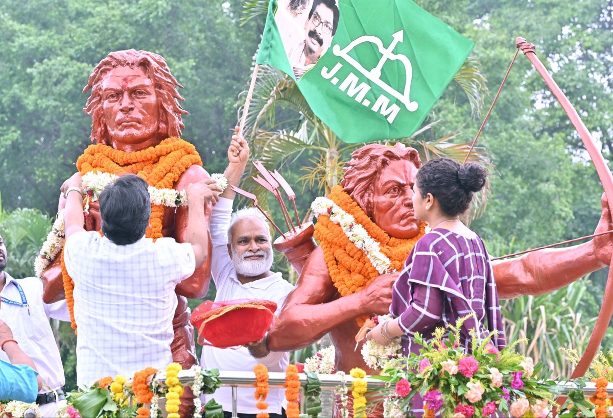 JMMKalpanaSoren's tweet photo. आज हूल दिवस के अवसर पर राँची के मोरहाबादी स्थित सिदो-कान्हू उद्यान में हेमन्त जी के साथ हूल विद्रोह के महानायक अमर वीर शहीद सिदो-कान्हू की प्रतिमा पर माल्यार्पण कर उन्हें भावपूर्ण श्रद्धांजलि अर्पित की।

30 जून 1855 को भोगनाडीह की धरती से उठी हूल की हुंकार केवल अंग्रेजी हुकूमत के विरुद्ध एक विद्रोह नहीं थी, बल्कि जल, जंगल, जमीन, अस्मिता और स्वाभिमान की रक्षा का ऐतिहासिक उद्घोष थी। संताल समाज ने अन्याय और शोषण के विरुद्ध जिस साहस और संगठन के साथ संघर्ष किया, उसने भारत के स्वतंत्रता आंदोलन को नई दिशा और नई चेतना दी। यही कारण है कि हूल को भारतीय स्वतंत्रता संग्राम के शुरुआती और सबसे प्रेरणादायक जनआंदोलनों में गिना जाता है।

हमारे लिए हूल केवल अतीत की स्मृति नहीं बल्कि अपनी पहचान, संस्कृति और अधिकारों की रक्षा का जीवंत संदेश है। यह हमें सिखाता है कि अन्याय के सामने कभी झुकना नहीं है और न्याय, समानता तथा सम्मान के लिए सदैव एकजुट होकर खड़ा रहना है। अमर शहीद सिदो-कान्हू, चाँद-भैरव, फूलो-झानो सहित हूल आंदोलन के सभी वीर-वीरांगनाओं का त्याग और बलिदान सदैव हमारी प्रेरणा का स्रोत रहेगा।

हूल जोहार।
जोहार झारखण्ड।