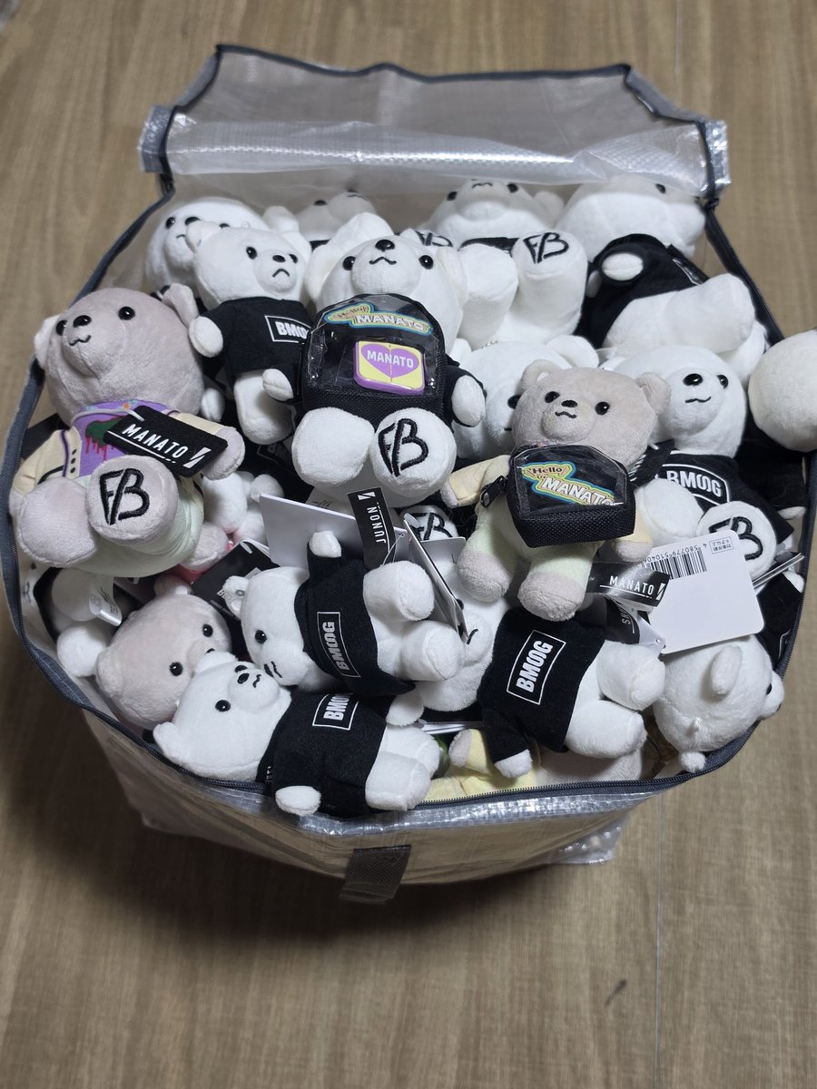 wen_besty's tweet photo. 引っ越しするから飾ってたくま達を一旦回収🐻‍❄️
マスコット含めフルコンプなんだけど新しい家飾る場所ないんだよなぁ…
この子達以外にもダブってる子がちらほら🐻‍❄️
でも手放すには莫大な時間もお金も使ったから悩む🫠
もう公式キャラがでたからくま達の需要もないかなぁ🙃 https://t.co/ErqlWO84ps