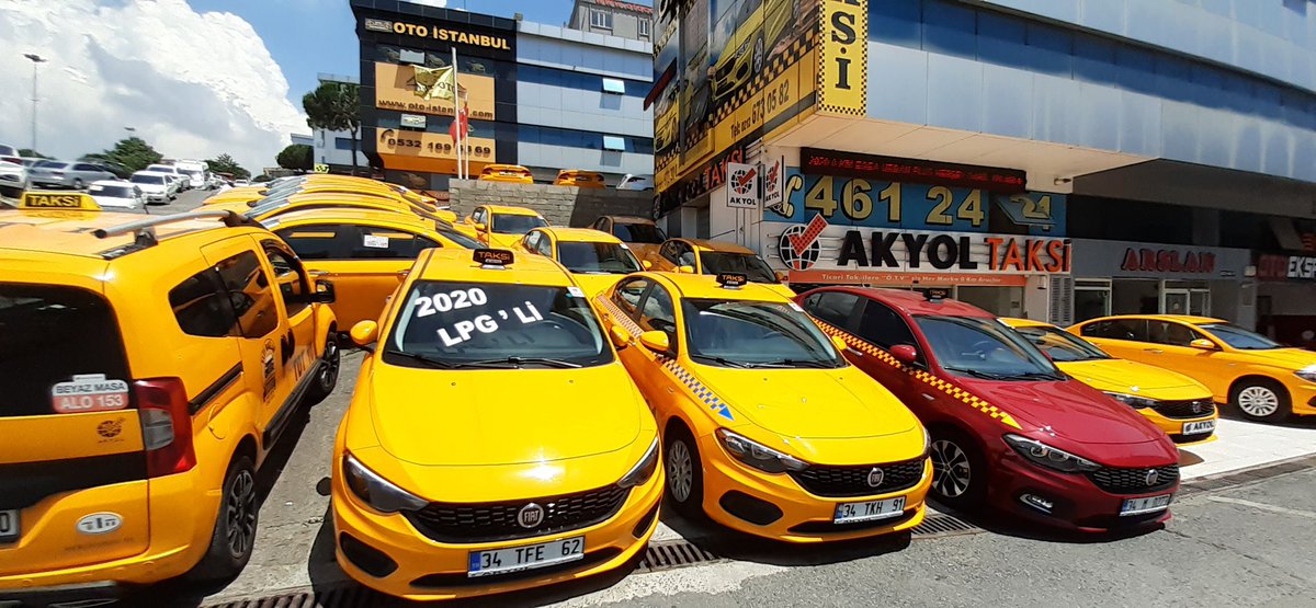 haberaktifcom's tweet photo. Yargının MARTI TAG kararı sonrası, Oto Center’da taksi kiralama ücretlerine zam yapıldı. Günlük kiralama ücreti 5.000 TL’ye çıkarken, plaka satış fiyatları da 12 milyon TL’den yaklaşık 17 milyon TL’ye yükseldi. https://t.co/v5thT2eEFv