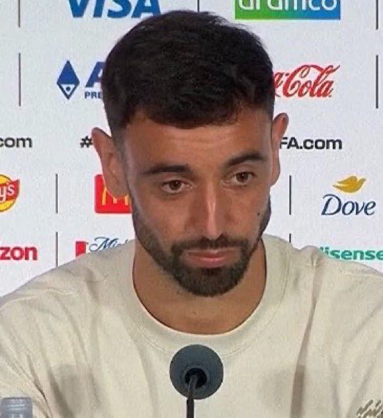 Brockutd's tweet photo. 🚨 Bruno Fernandes defends Cristiano Ronaldo amid heavy criticism:

Reporter:
“Bruno, many have criticised both your and Ronaldo’s performance during this World Cup”

Bruno:
“People can say whatever they want about me.
As for Cristiano, at 41 he’s being criticised for not doing what prime strikers do every week — that’s more of a compliment than criticism.
They only remember his age when he doesn’t score. When he does, the age talk disappears, it’s totally unfair”