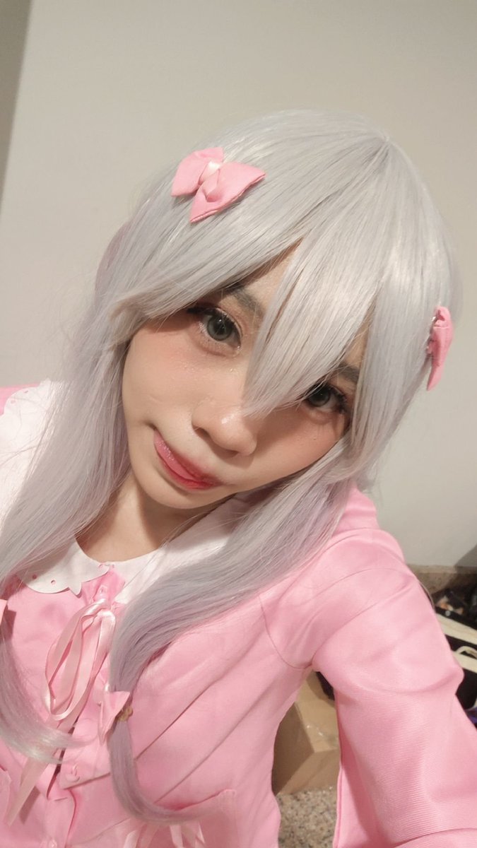 hasuna_hz's tweet photo. Late Otsuyosa Chibicon D1 &amp; D2 ✨
Biasanya di chibicon cuma cosplay aja tapi kali ini seneng banget karena bisa perform di panggung juga 🥹
Perdana pake ishou baru warna fav aku nih 💙 Makasih yaa yang udah support dan ngeramein perform kita, see u di event selanjutnya 🫶🏻 https://t.co/e2NowWcNPV