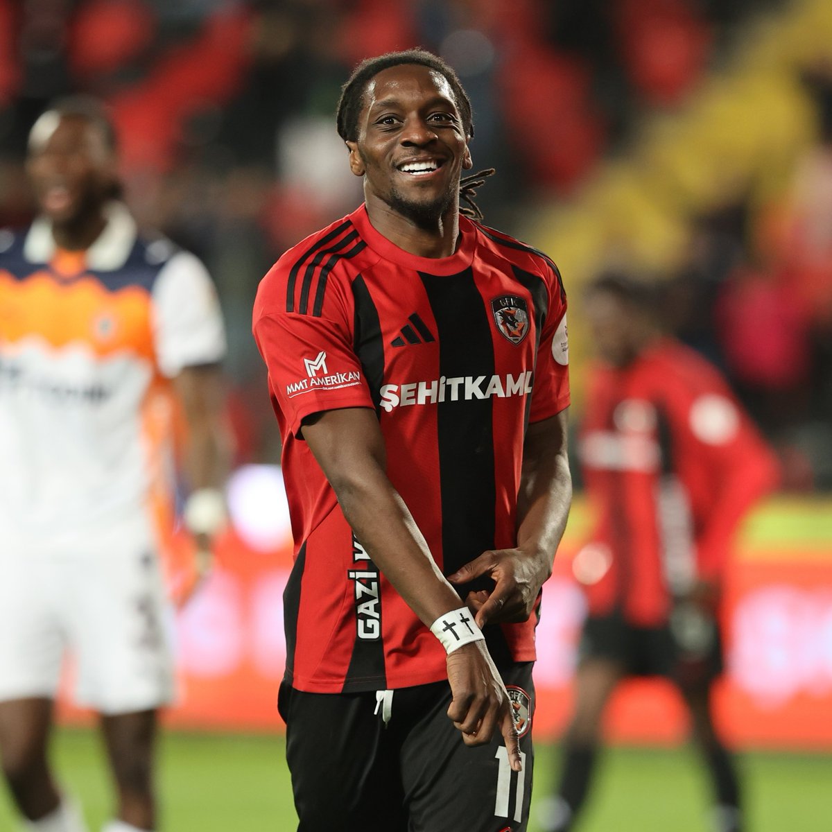 mackolik's tweet photo. Gaziantep FK, Juventus'tan transfer ettiği Christopher Lungoyi'nin sözleşmesini haksız bir şekilde tek taraflı feshetmesinin ardından Polonya ekibi Wieczysta Krakow ile sözleşme imzaladığını açıkladı.

▪️ Gaziantep ekibi, Lungoyi ve Wieczysta Krakow'a karşı yasal haklarını kullanacak.