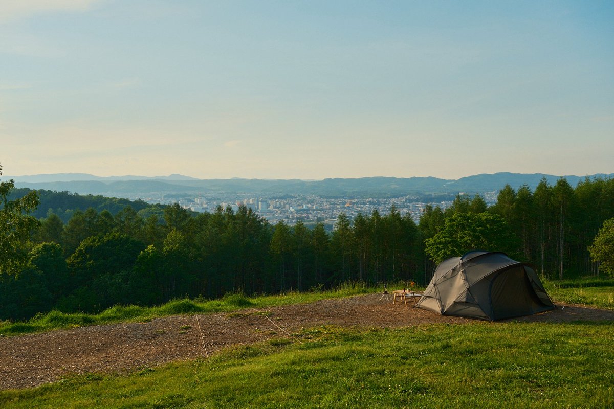 satocamping's tweet photo. 先日はサウスヒルズさんへ🏕️
北見の街を見下ろす景観、運営さんもとても丁寧な方で素晴らしいキャンプ場✨

色々とお話しさせていただき、モラルやマナー等々、大変苦労されていらっしゃいました。わかりみ深すぎです。
ご対応ありがとうございました🙏

#サウスヒルズ
#キャンプ好きな人と繋がりたい https://t.co/dEKIoarBvo