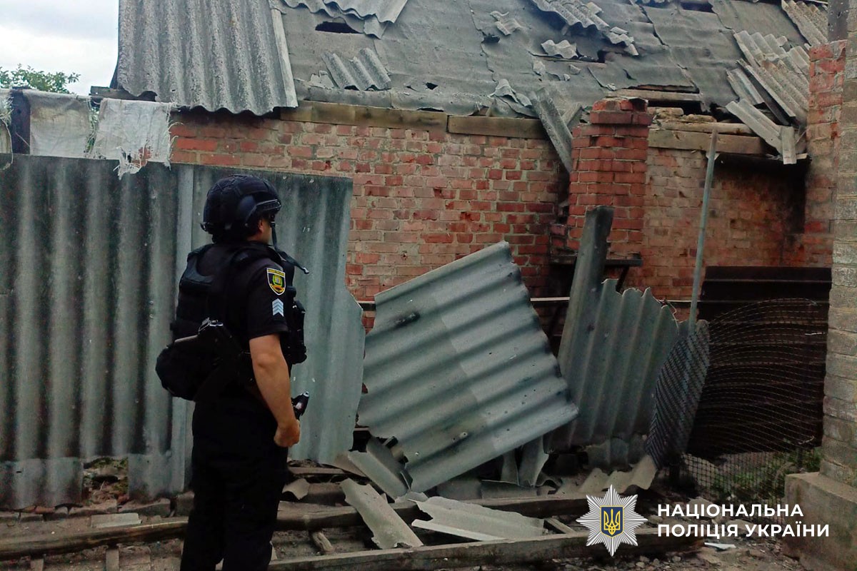 NPU_GOV_UA's tweet photo. 🔻 На Херсонщині внаслідок російських обстрілів поранені четверо дорослих та троє дітей, ще двоє працівників ДСНС травмувалися через підрив на міні

Деталі: https://t.co/Y4uXXIKqJC

#stoprussia https://t.co/aCt1V2UeLp