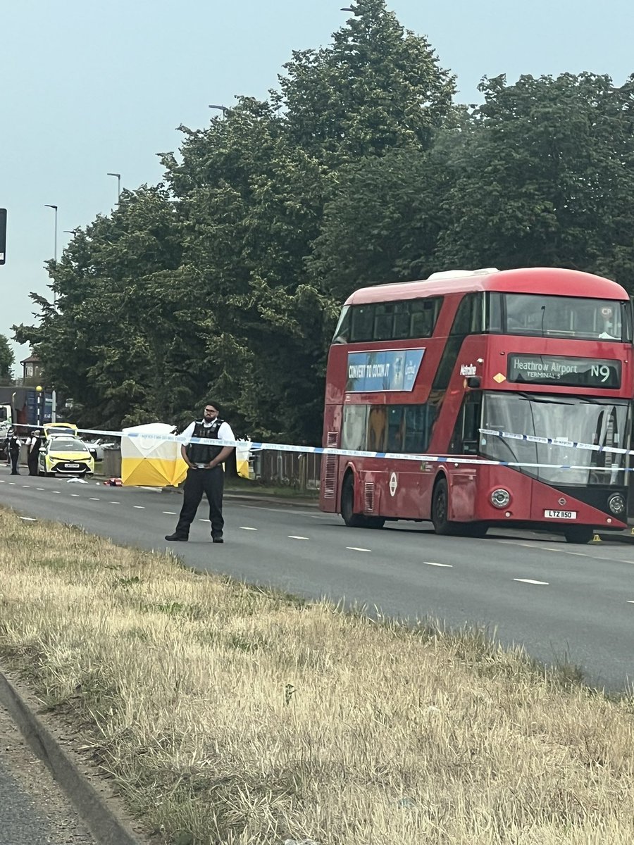 CotswoldGirls's tweet photo. Something very bad has happened in West London. Hounslow 
A very large crime scene cordoned off. 
@daveatherton https://t.co/aVNl5mByLy