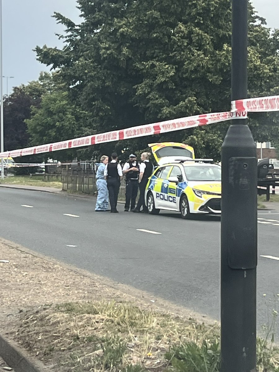 CotswoldGirls's tweet photo. Something very bad has happened in West London. Hounslow 
A very large crime scene cordoned off. 
@daveatherton https://t.co/aVNl5mByLy