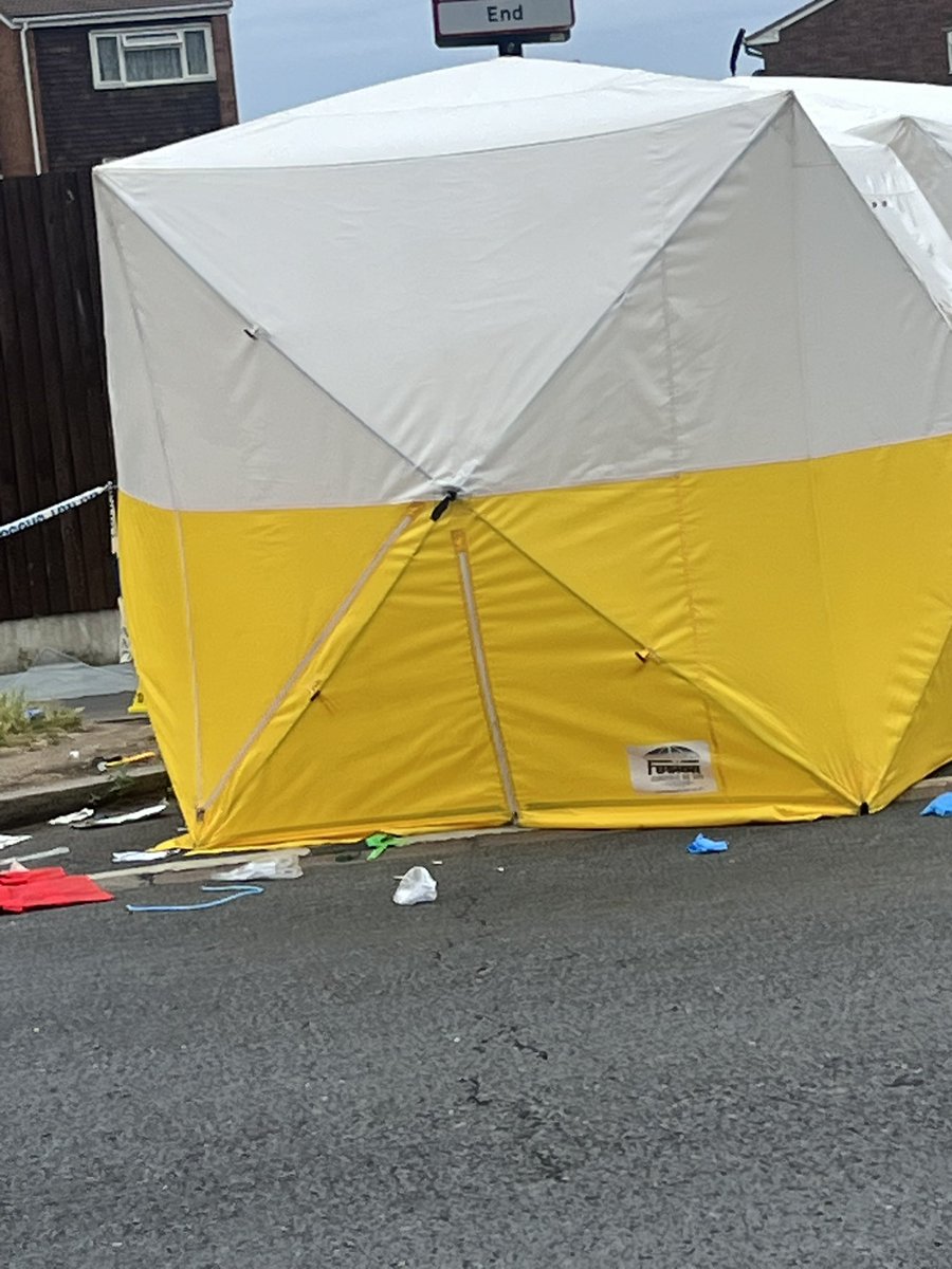CotswoldGirls's tweet photo. Something very bad has happened in West London. Hounslow 
A very large crime scene cordoned off. 
@daveatherton https://t.co/aVNl5mByLy