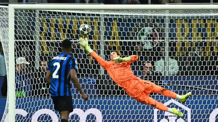 WazzaInter's tweet photo. 139 presenze e 66 clean sheet, 4 trofei. Mi ricorderò per sempre le tue parate irreali su Yamal, su Calabria nel derby scudetto e il rigore parato in Fiorentina - Inter, bivio scudetto della Seconda Stella.

Un professionista serio, non so nemmeno come sia la sua voce. 
Grazie di tutto, per sempre nella nostra storia! 🖤💙