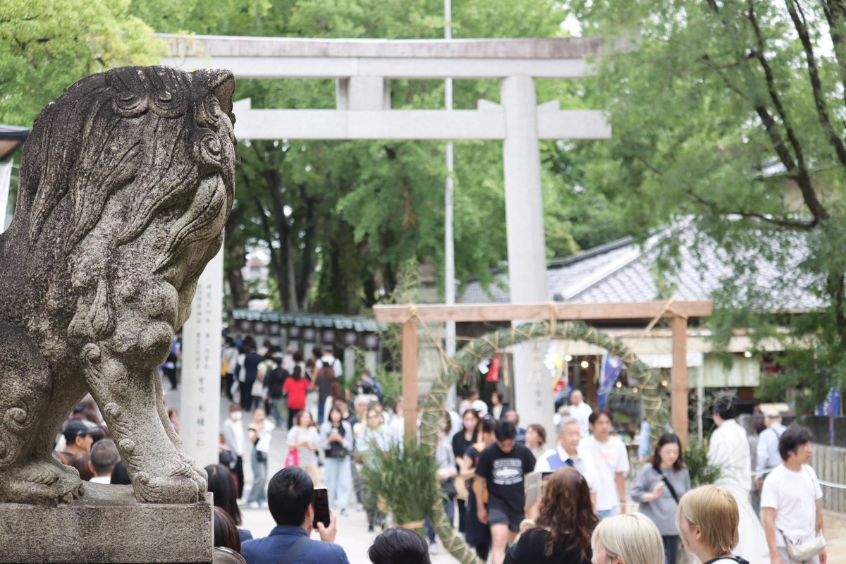 ishikirishrine's tweet photo. 本日は15時より夏越大祓式を滞りなく斎行致しました。多くの参拝者と共に半年の間知らず知らずのうちに犯した罪穢れを祓い清め、「水無月の夏越の祓する人は千歳の命のぶといふなり」と唱えながら茅の輪をくぐりました。皆様の次の半年間のご健康とご多幸をお祈り申し上げます。
#石切　#夏越大祓式 https://t.co/Hwg9FCwOY8