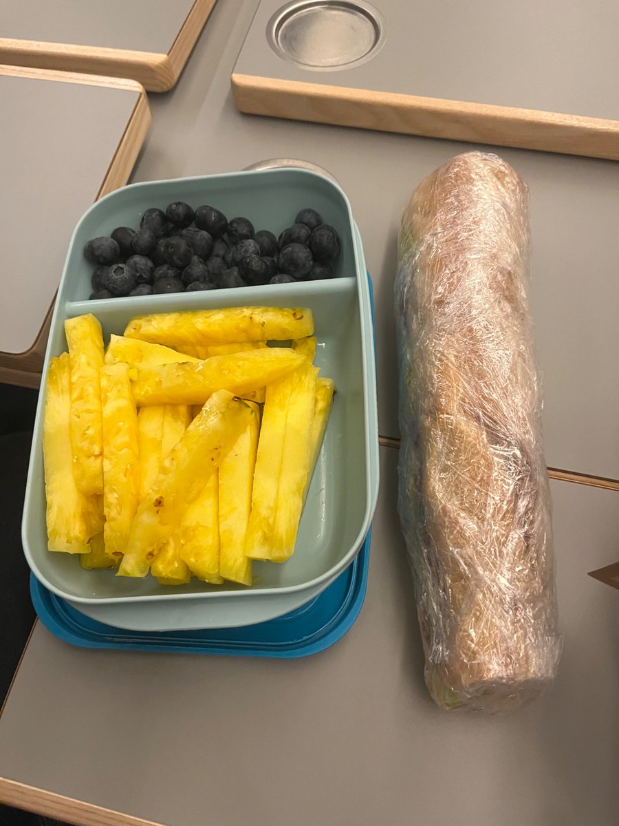 bitchsludge's tweet photo. Eating intuitively or whatever😳
Blueberries + pineapple + half a baugette with cream cheese, mustard, lettuce, ham and tomatoes 😋 https://t.co/eJBKgwWYPt