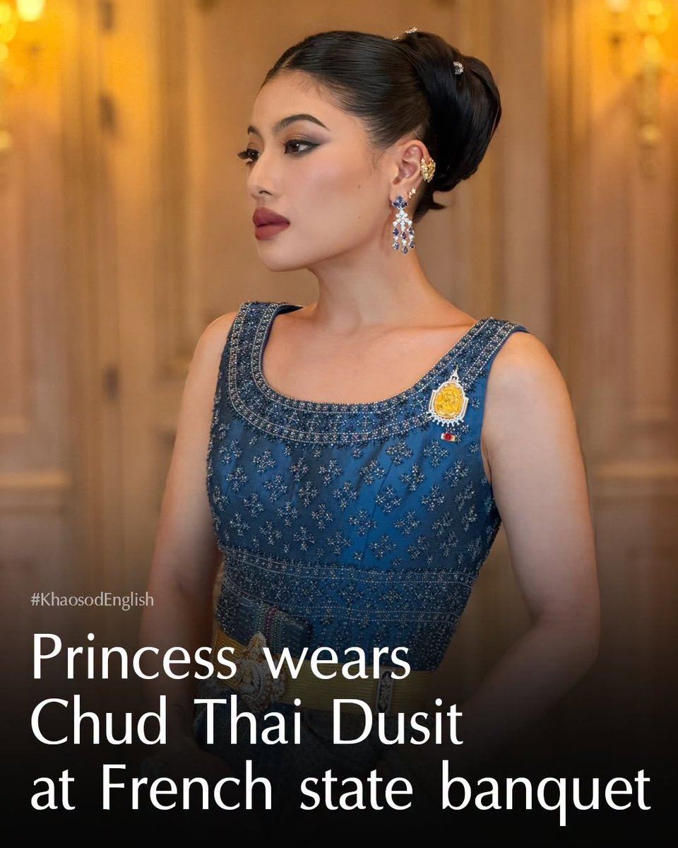 KhaosodEnglish's tweet photo. Princess Sirivannavari Nariratana Rajakanya attends the state banquet at the Élysée Palace in Paris, wearing a Chud Thai Dusit that highlights the beauty of Thai heritage on the world stage. 👑🇹🇭

#Thailand #France #ChudThai #PrincessSirivannavari #RoyalVisit #ThaiFashion #ThaiCulture