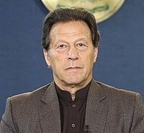 ehtshamkiani's tweet photo. اہم اہم اہم !!!

عمران خان سابق وزیراعظم اور 74 سال کے ہیں، ٹانگ میں گولی لگی ہوئی ہے، ایک آنکھ کی نظر ضائع ہو چکی ہے، جیل میں قیدِ تنہائی میں رکھا گیا ہے. کوئی ٹرائل، کوئی ملاقاتیں نہیں ہو رہیں، ٹی وی نہیں ہے، کوئی انسانی رابطہ نہیں ہے، عمران خان نے مجھے خود بتایا کہ اُنہیں 22 گھنٹے اور بشریٰ بی بی کو 24 گھنٹے قیدِ تنہائی میں رکھا جاتا ہے. 7 ماہ سے زائد قید تنہائی بڑی خوفناک بات ہے. دسمبر 2025 کو آخری میٹنگ ہوئی تھی. دونوں بیمار ہیں، کئی بار جیل سے باہر ہسپتال لے جایا جا چکا ہے، دونوں کی آنکھوں کی سرجری ہو چکی ہے. صرف ایک بار تصور کریں کہ جس شخص کی آنکھ کی سرجری ہوئی ہو اور اسے مسلسل قیدِ تنہائی میں رکھا جا رہا ہو تو وہ دیوار میں جا کر ٹکریں ہی مارے گا. ہمیں سرجریز کا کوئی ایک میڈیکل کا ڈاکومنٹ بھی نہیں دیا گیا، عدالت آئی جی جیل خانہ جات کو طلب کرے، یہ سپریٹنڈنٹ جیل کے بس کی بات نہیں، عدالت میڈیکل کا مکمل ریکارڈ بھی طلب کرے، بیرسٹر سلمان صفدر کے قیدِ تنہائی کے خلاف کیس میں اسلام آباد ہائیکورٹ کے جسٹس خادم حسین سومرو کی عدالت میں دلائل