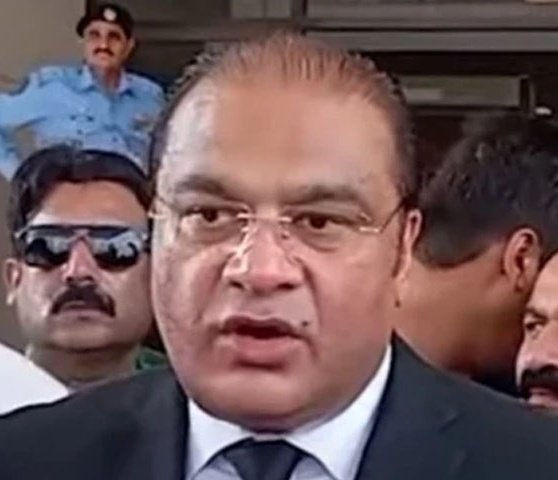 ehtshamkiani's tweet photo. اہم اہم اہم !!!

عمران خان سابق وزیراعظم اور 74 سال کے ہیں، ٹانگ میں گولی لگی ہوئی ہے، ایک آنکھ کی نظر ضائع ہو چکی ہے، جیل میں قیدِ تنہائی میں رکھا گیا ہے. کوئی ٹرائل، کوئی ملاقاتیں نہیں ہو رہیں، ٹی وی نہیں ہے، کوئی انسانی رابطہ نہیں ہے، عمران خان نے مجھے خود بتایا کہ اُنہیں 22 گھنٹے اور بشریٰ بی بی کو 24 گھنٹے قیدِ تنہائی میں رکھا جاتا ہے. 7 ماہ سے زائد قید تنہائی بڑی خوفناک بات ہے. دسمبر 2025 کو آخری میٹنگ ہوئی تھی. دونوں بیمار ہیں، کئی بار جیل سے باہر ہسپتال لے جایا جا چکا ہے، دونوں کی آنکھوں کی سرجری ہو چکی ہے. صرف ایک بار تصور کریں کہ جس شخص کی آنکھ کی سرجری ہوئی ہو اور اسے مسلسل قیدِ تنہائی میں رکھا جا رہا ہو تو وہ دیوار میں جا کر ٹکریں ہی مارے گا. ہمیں سرجریز کا کوئی ایک میڈیکل کا ڈاکومنٹ بھی نہیں دیا گیا، عدالت آئی جی جیل خانہ جات کو طلب کرے، یہ سپریٹنڈنٹ جیل کے بس کی بات نہیں، عدالت میڈیکل کا مکمل ریکارڈ بھی طلب کرے، بیرسٹر سلمان صفدر کے قیدِ تنہائی کے خلاف کیس میں اسلام آباد ہائیکورٹ کے جسٹس خادم حسین سومرو کی عدالت میں دلائل