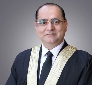 ehtshamkiani's tweet photo. اہم اہم اہم !!!

عمران خان سابق وزیراعظم اور 74 سال کے ہیں، ٹانگ میں گولی لگی ہوئی ہے، ایک آنکھ کی نظر ضائع ہو چکی ہے، جیل میں قیدِ تنہائی میں رکھا گیا ہے. کوئی ٹرائل، کوئی ملاقاتیں نہیں ہو رہیں، ٹی وی نہیں ہے، کوئی انسانی رابطہ نہیں ہے، عمران خان نے مجھے خود بتایا کہ اُنہیں 22 گھنٹے اور بشریٰ بی بی کو 24 گھنٹے قیدِ تنہائی میں رکھا جاتا ہے. 7 ماہ سے زائد قید تنہائی بڑی خوفناک بات ہے. دسمبر 2025 کو آخری میٹنگ ہوئی تھی. دونوں بیمار ہیں، کئی بار جیل سے باہر ہسپتال لے جایا جا چکا ہے، دونوں کی آنکھوں کی سرجری ہو چکی ہے. صرف ایک بار تصور کریں کہ جس شخص کی آنکھ کی سرجری ہوئی ہو اور اسے مسلسل قیدِ تنہائی میں رکھا جا رہا ہو تو وہ دیوار میں جا کر ٹکریں ہی مارے گا. ہمیں سرجریز کا کوئی ایک میڈیکل کا ڈاکومنٹ بھی نہیں دیا گیا، عدالت آئی جی جیل خانہ جات کو طلب کرے، یہ سپریٹنڈنٹ جیل کے بس کی بات نہیں، عدالت میڈیکل کا مکمل ریکارڈ بھی طلب کرے، بیرسٹر سلمان صفدر کے قیدِ تنہائی کے خلاف کیس میں اسلام آباد ہائیکورٹ کے جسٹس خادم حسین سومرو کی عدالت میں دلائل