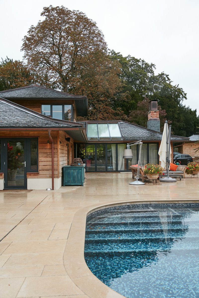 JonathanRhind1's tweet photo. This Japanese influenced summerhouse sits in the far corner of the garden of a Grade II listed Regency villa.
The building was designed to weather, softening the bold design. As the seasons change so do the views to the summerhouse through the gardens. #summerhouse #poolseries https://t.co/WUoC87BODw