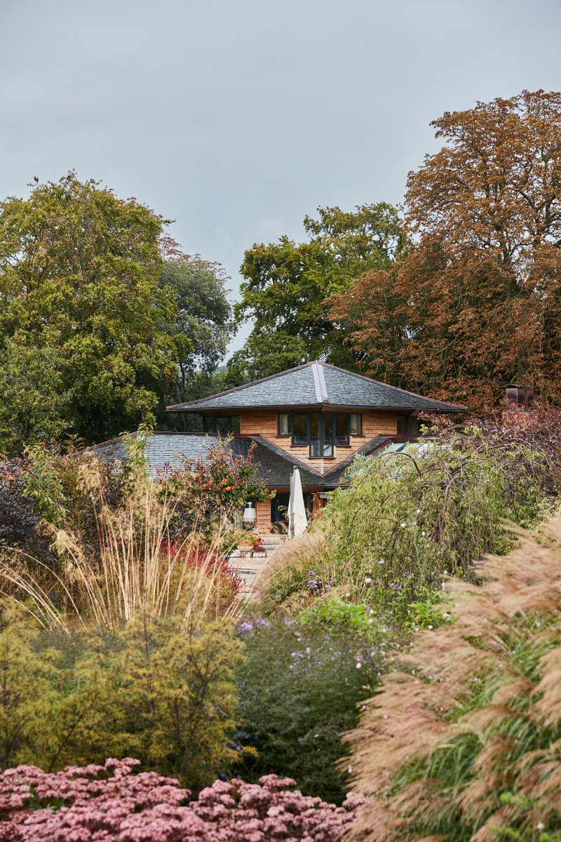JonathanRhind1's tweet photo. This Japanese influenced summerhouse sits in the far corner of the garden of a Grade II listed Regency villa.
The building was designed to weather, softening the bold design. As the seasons change so do the views to the summerhouse through the gardens. #summerhouse #poolseries https://t.co/WUoC87BODw